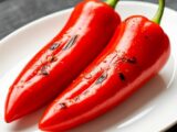 Жареный острый перец на углях